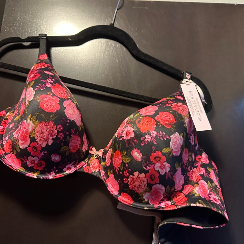 Victoria’s Secret 38DD body by victoria bra. New!